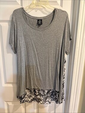 bobeau Gray Short Sleeve Layered Top with Floral Hem